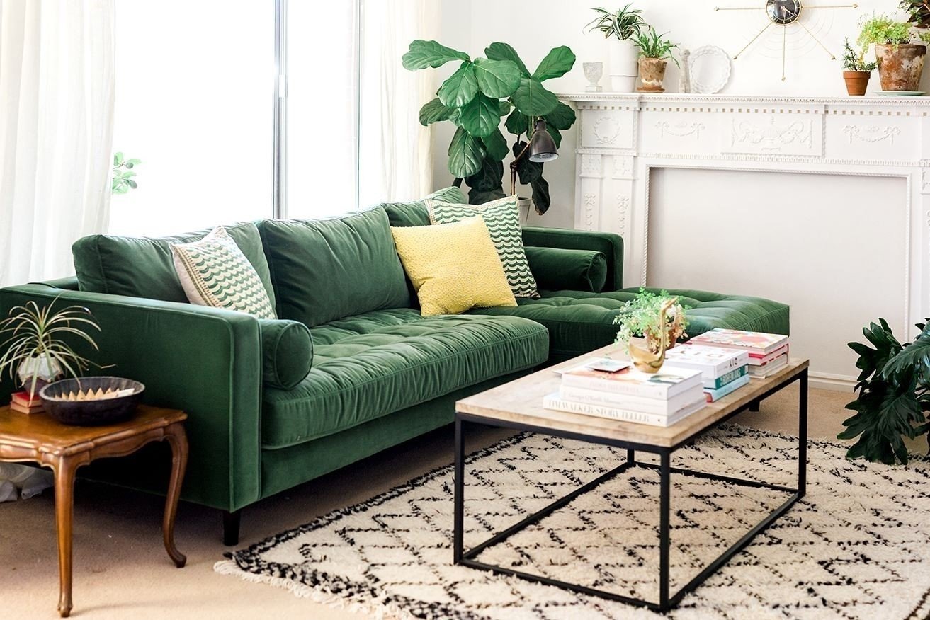 Темно зеленый диван в интерьере гостиной