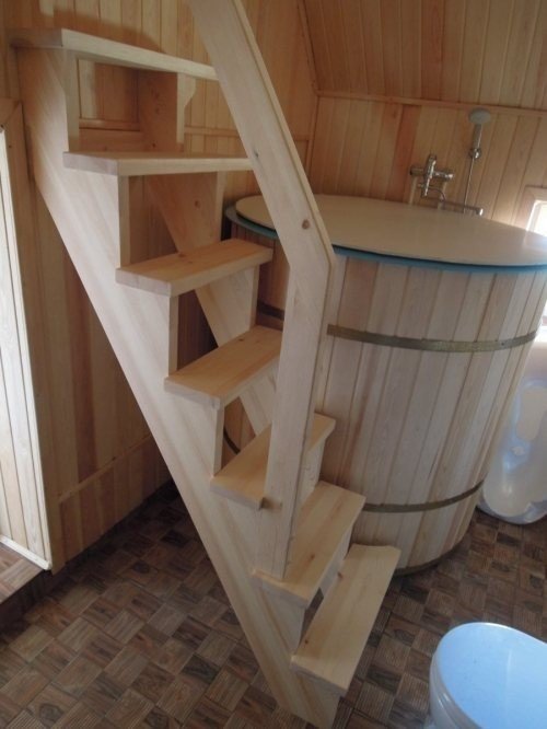 Компактная лестница на второй этаж в бане
