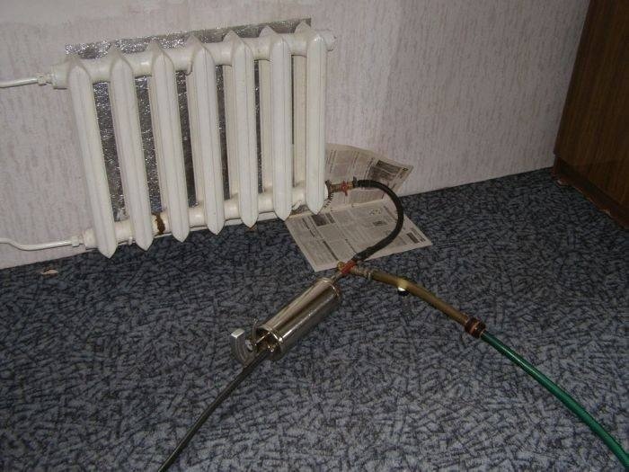 Прочистка радиатора отопления в квартире