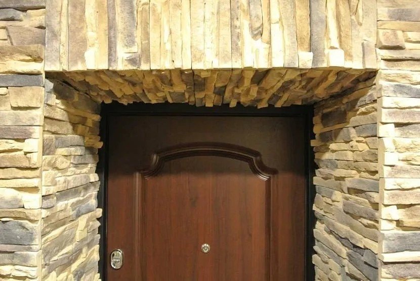 Оформление дверного проема декоративным камнем