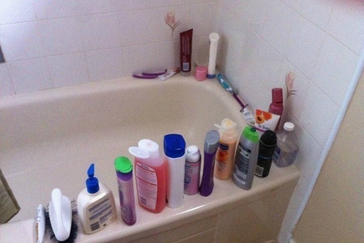 Много шампуней в ванной