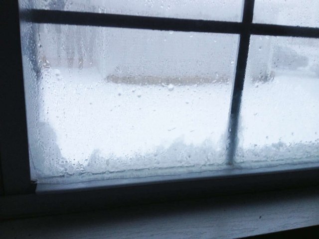 Снег завалил окно