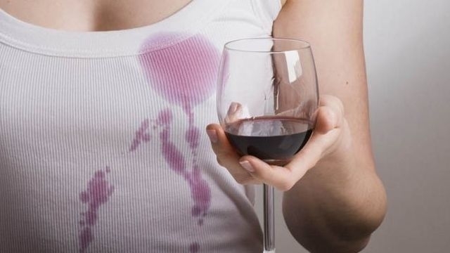 Как и чем вывести пятно от красного вина с цветной и белой одежды