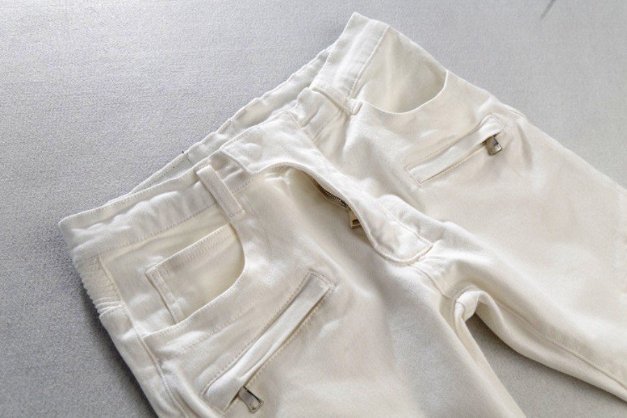 Белые джинсы с защипами