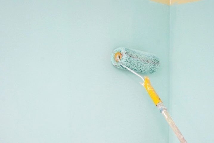 Кисть для покраски стен водоэмульсионной краской