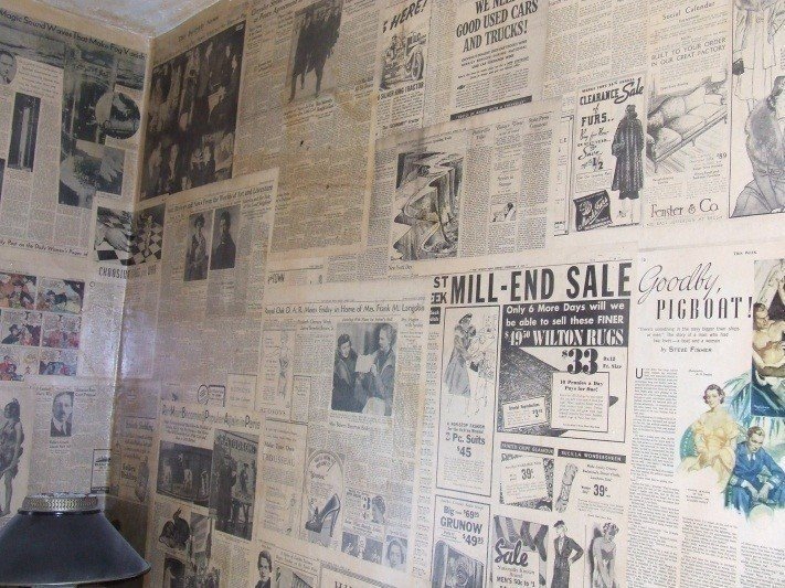 Газеты на стенах в интерьере