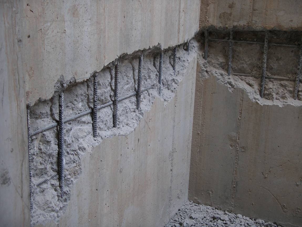 Разрушение защитного слоя бетона с оголением арматуры