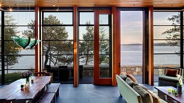 Красивый дом с панорамными окнами