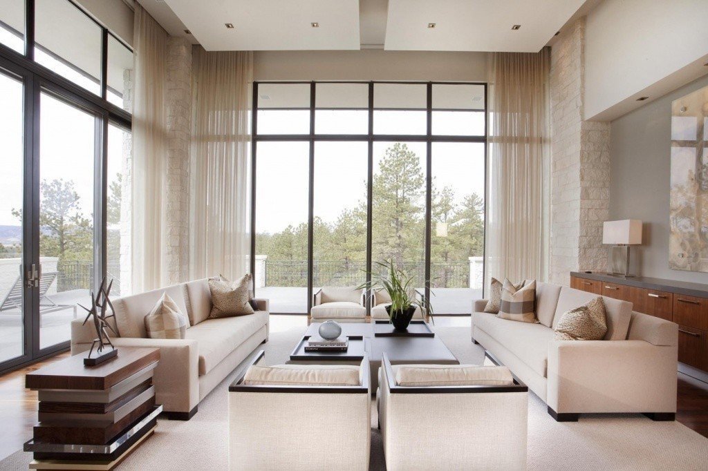 Светлая гостиная с панорамными окнами