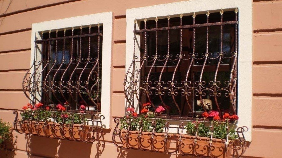 Решетка на окна из металла для загородного дома