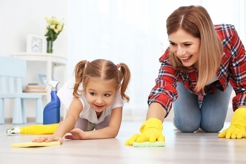 Ребёнок помогает мамае мыть пол