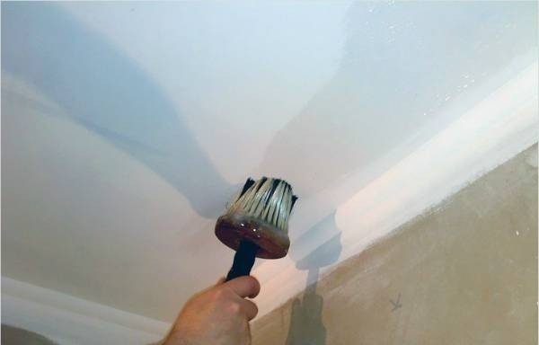 Грунтование потолка перед покраской