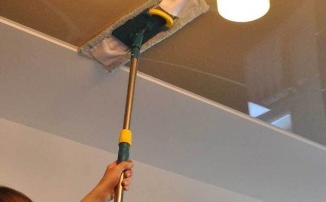 Чем помыть натяжной потолок