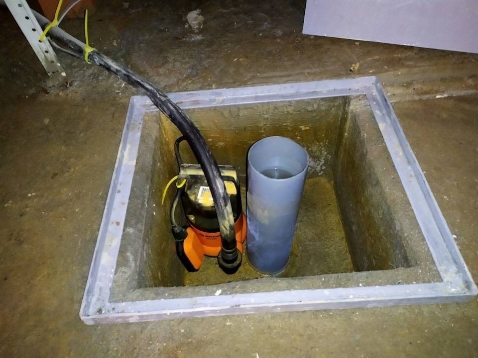 Приямок в яме гаража для насоса
