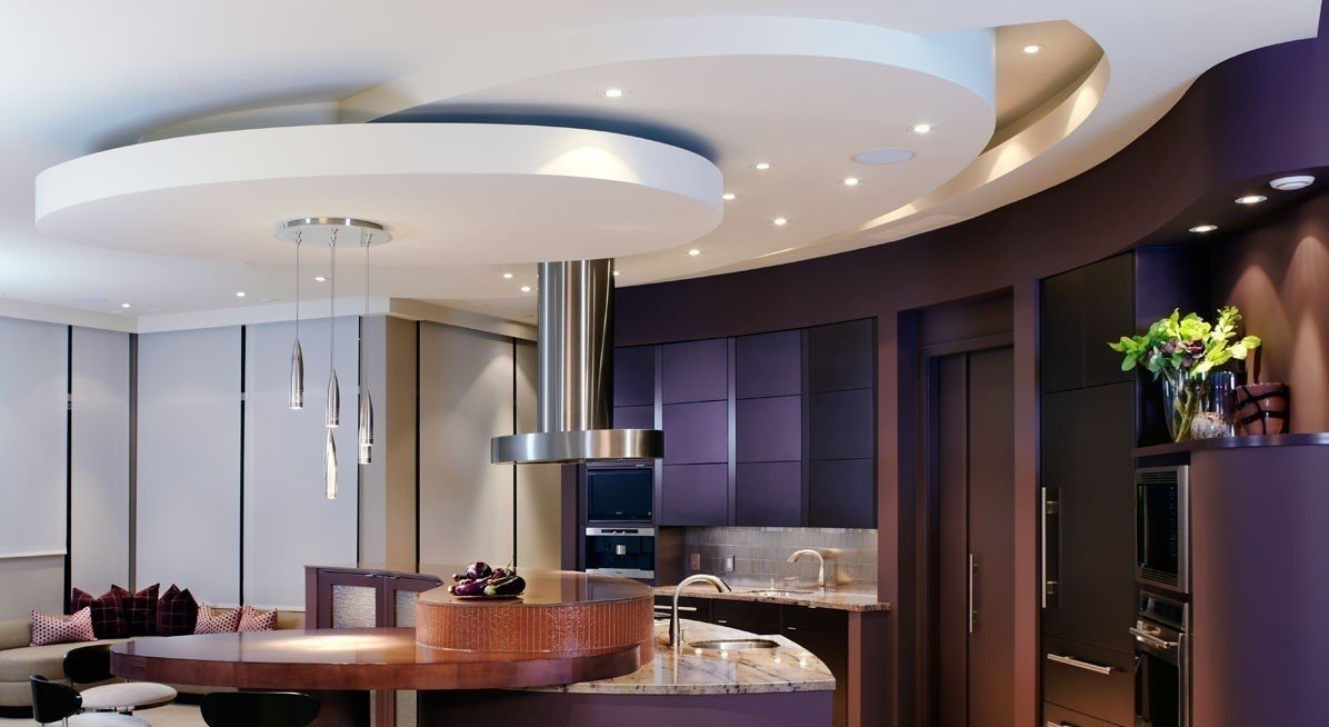 Дизайн натяжных потолков на кухне