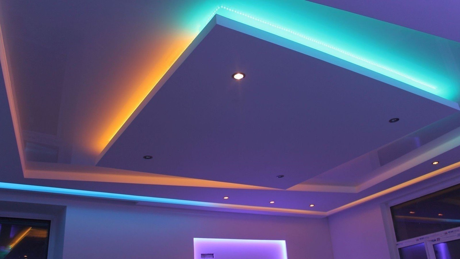 Одноуровневый парящий потолок с подсветкой из гипсокартона