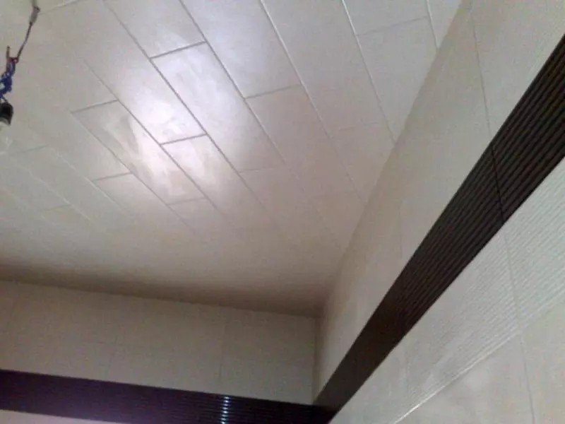 Монтаж панелей пвх на потолок