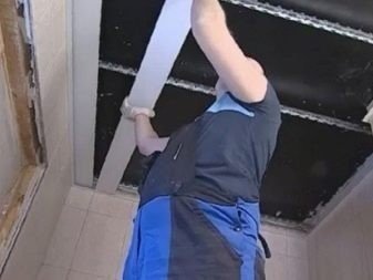 Демонтаж натяжного потолка из реечных панелей