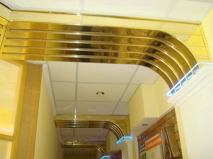 Золотистый реечный потолок албес