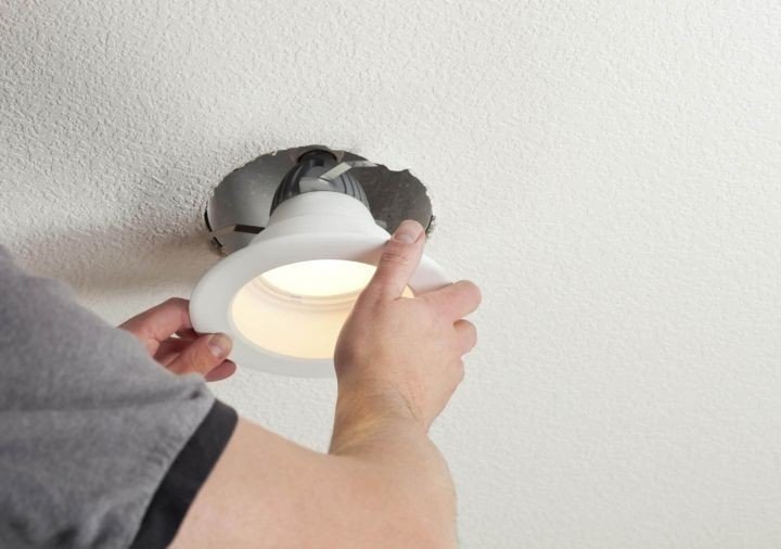 Монтаж светильников в натяжной потолок