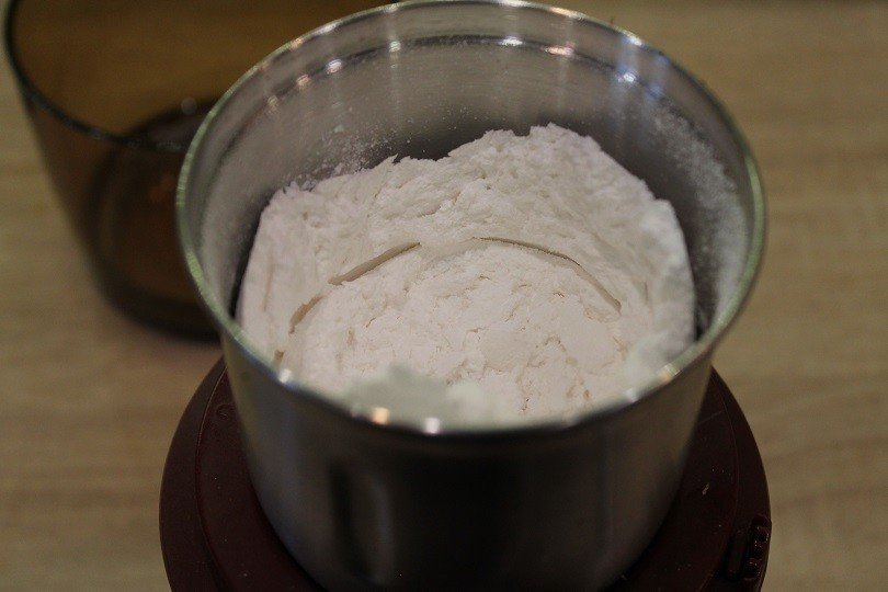 Можно ли заменить сахарную пудру сахаром. Сахарная пудра в блендере. Аппарат для сахарной пудры. Молоть сахарную пудру. Перемолотый сахар.