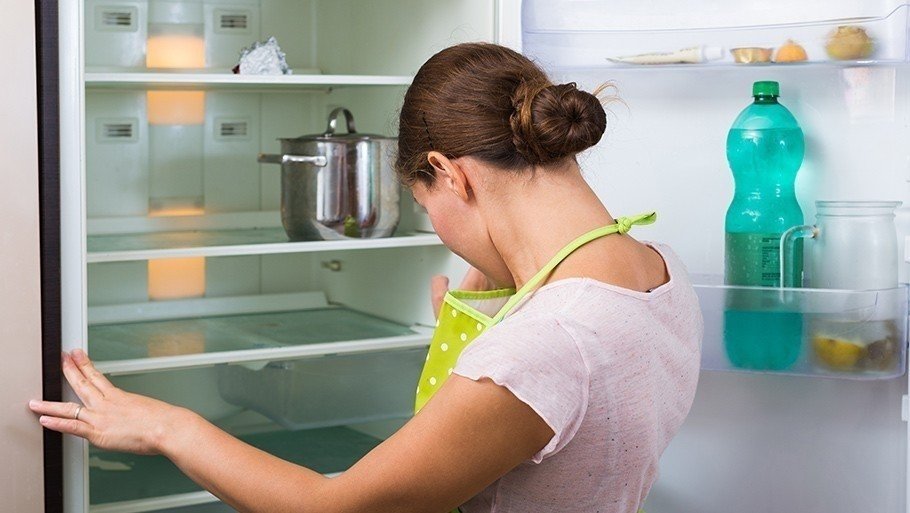 Женщина и пустой холодильник