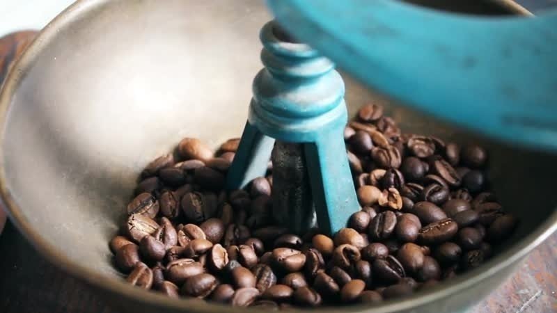Кофейные зёрна на синем фоне