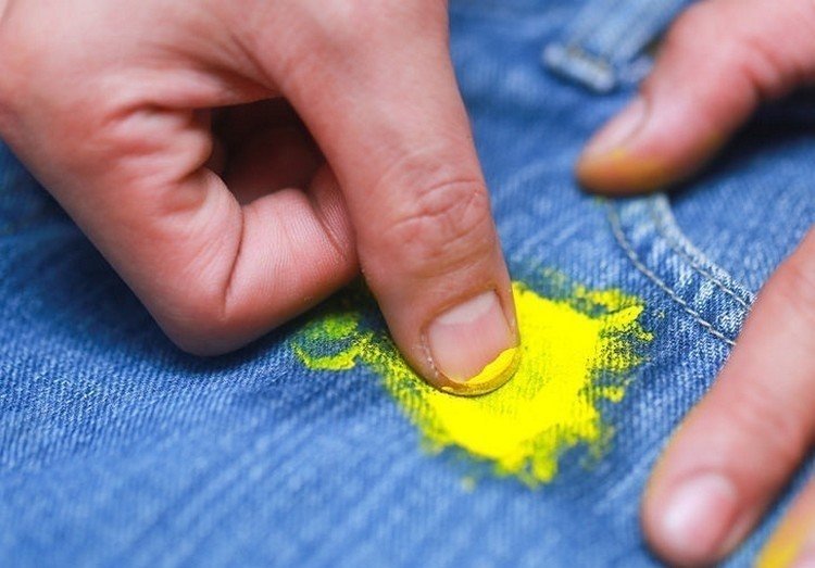 Чем оттереть краску с одежды