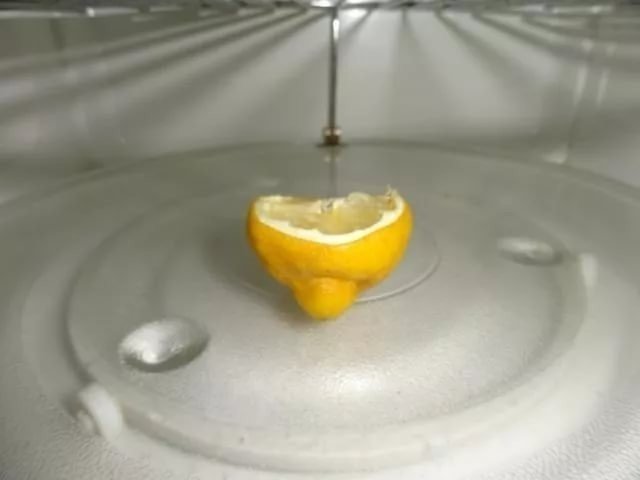 Убрать запах с микроволновки с помощью лимона