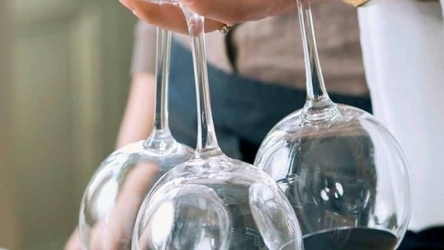 Эксперты поделились лайфхаками, которые помогут до блеска отмыть бокалы