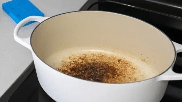 Как очистить эмалированную посуду от пригоревших пятен
