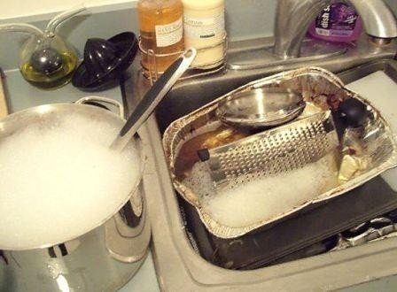 Грязная посуда которая наливает воду