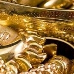 Как почистить золото в домашних условиях: особенности чистки матовых и глянцевых ювелирных украшений с камнями и без, механическая чистка золотых изделий, эффективные чистящие средства для золота