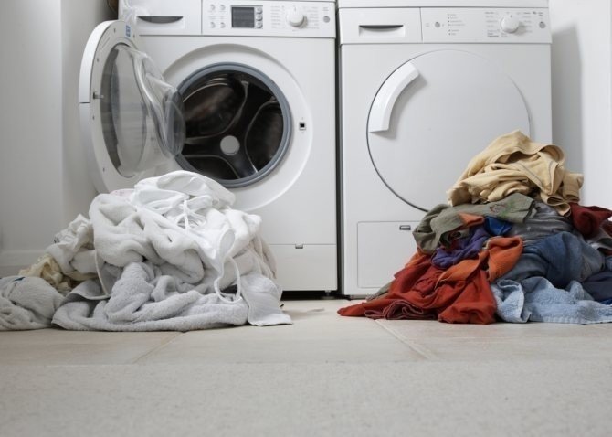 Д и стиральная машинка с грязной одеждой