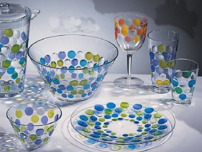 Стеклянный стакан с отпечатками от красок