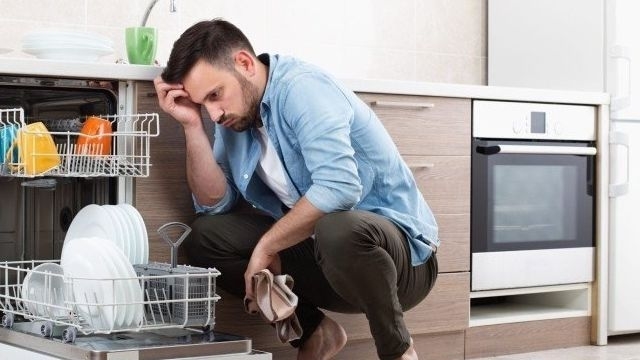 Почему посудомоечная машина плохо моет посуду и что делать?