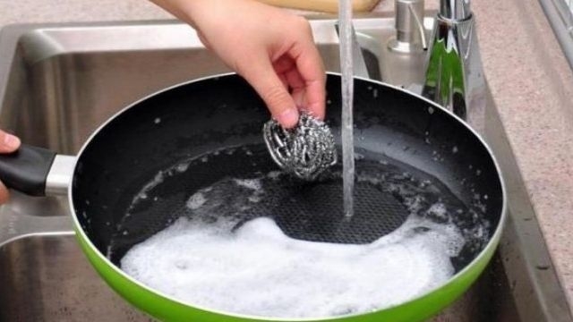 Что делать если антипригарная сковорода стала пригорать