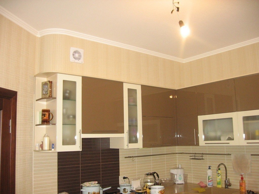 Комбинированные потолки на кухне