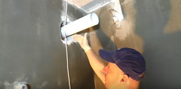 Демонтаж вентиляцию с натяжного потолка в ванной