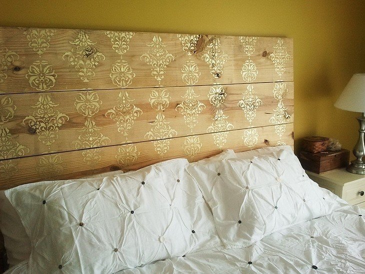 Деревянная стена в изголовье кровати