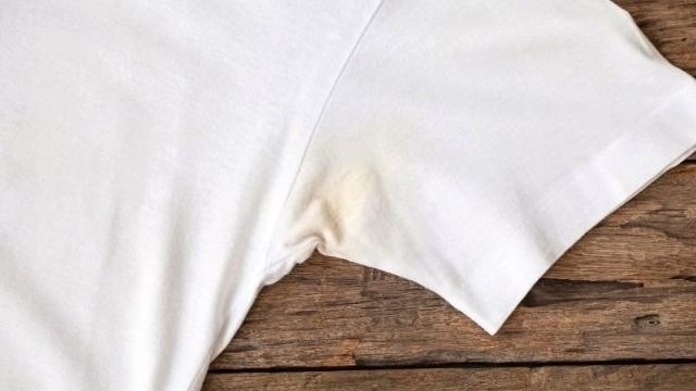 Как отстирать пятна на одежде в районе подмышек?