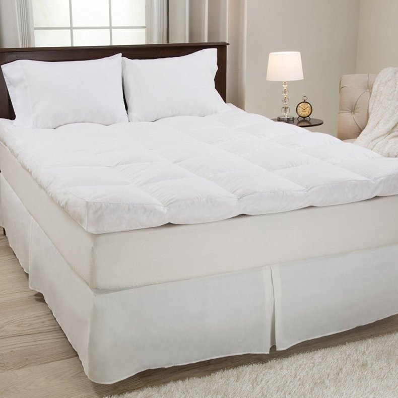 Кровать с белым наматрасником