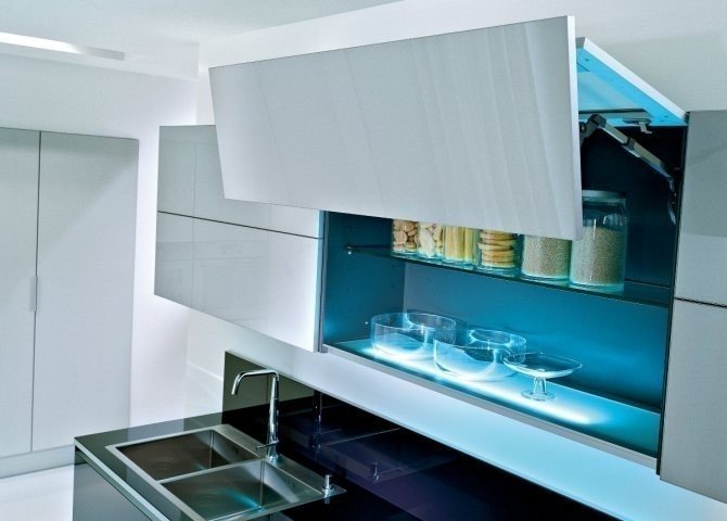 Подсветка для кухни интегрированная в шухопрофиль верхний шкаф