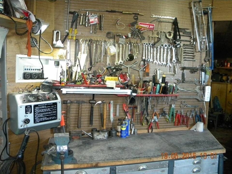 Инструменты в гараже на стене