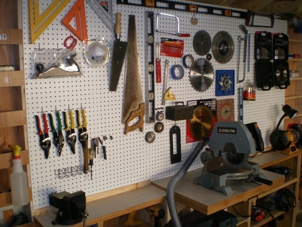 Разместить инструменты на стене в мастерской