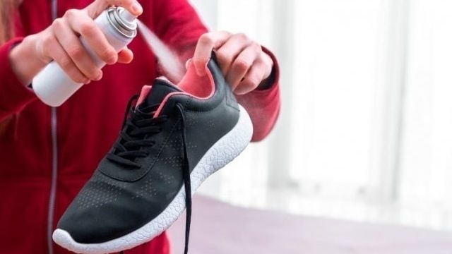 Как избавиться от запаха в обуви: проверенные специализированные и народные средства избавления от запаха пота и сырости в обуви