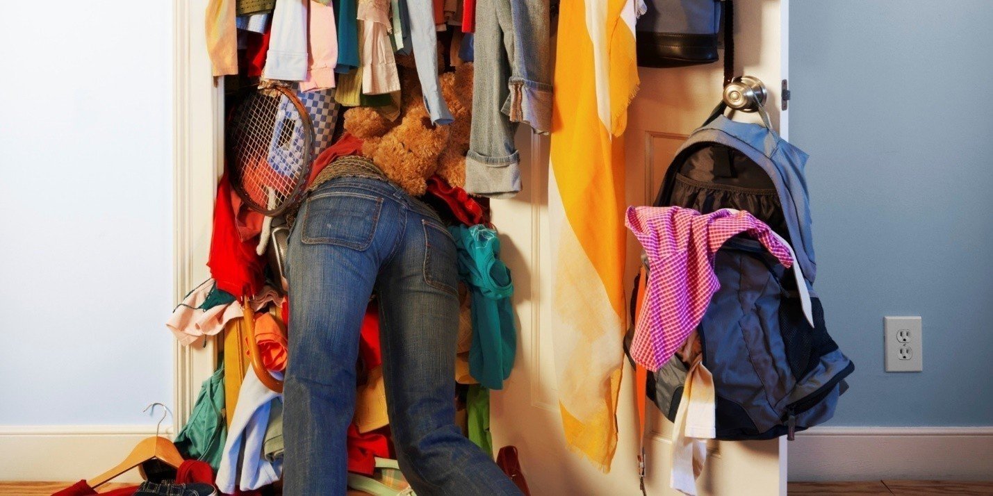 Беспорядок в шкафу с одеждой