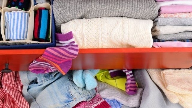 Почему вещи в шкафу приобретают неприятный запах