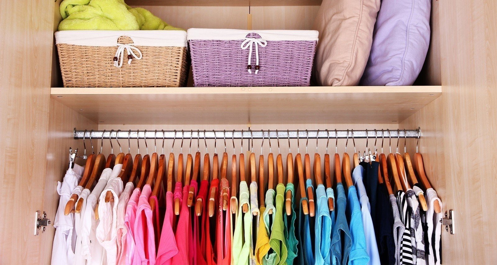 В шкафу висит много одежды