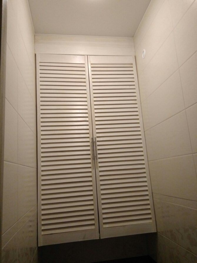 Шкаф с жалюзийными дверцами в ванной